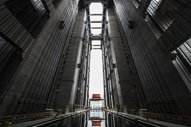 worlds-largest-ship-elevator-opens-at-three-gorges-dam-in-central-china